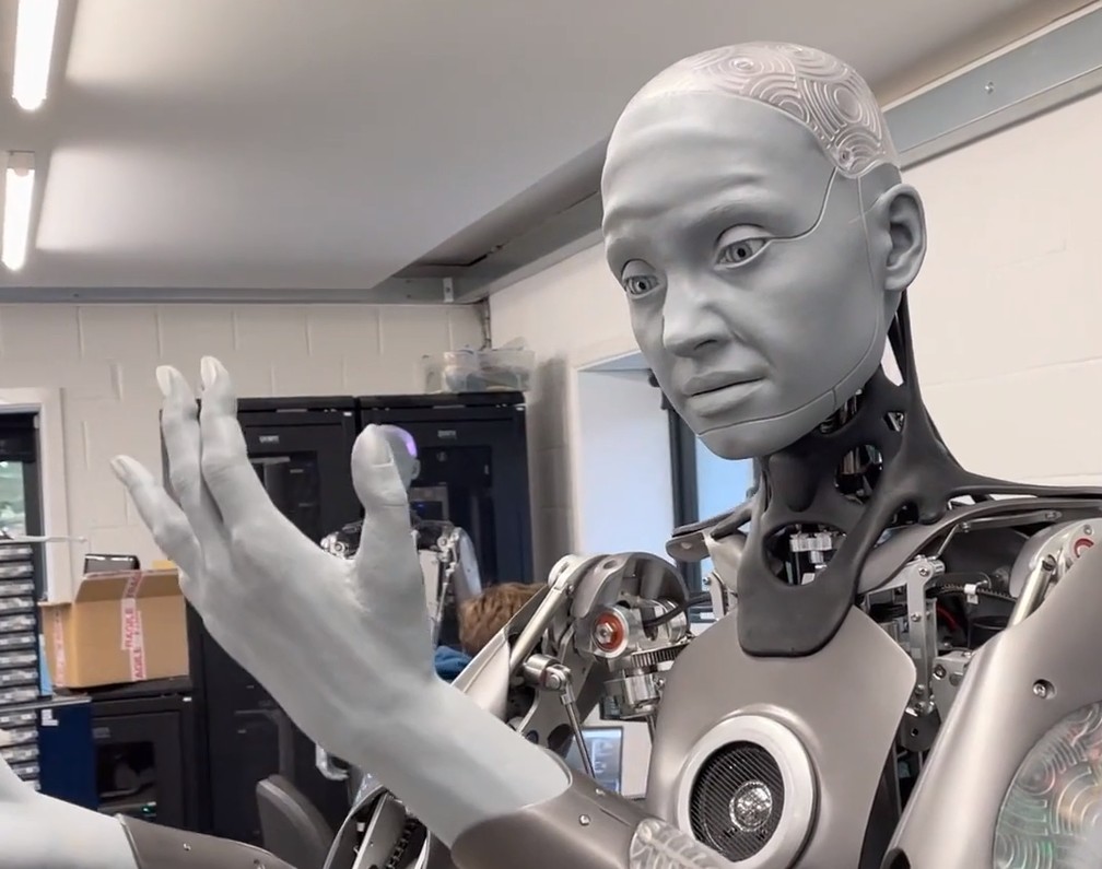 Profissional utilizando inteligência artificial como ferramenta de trabalho