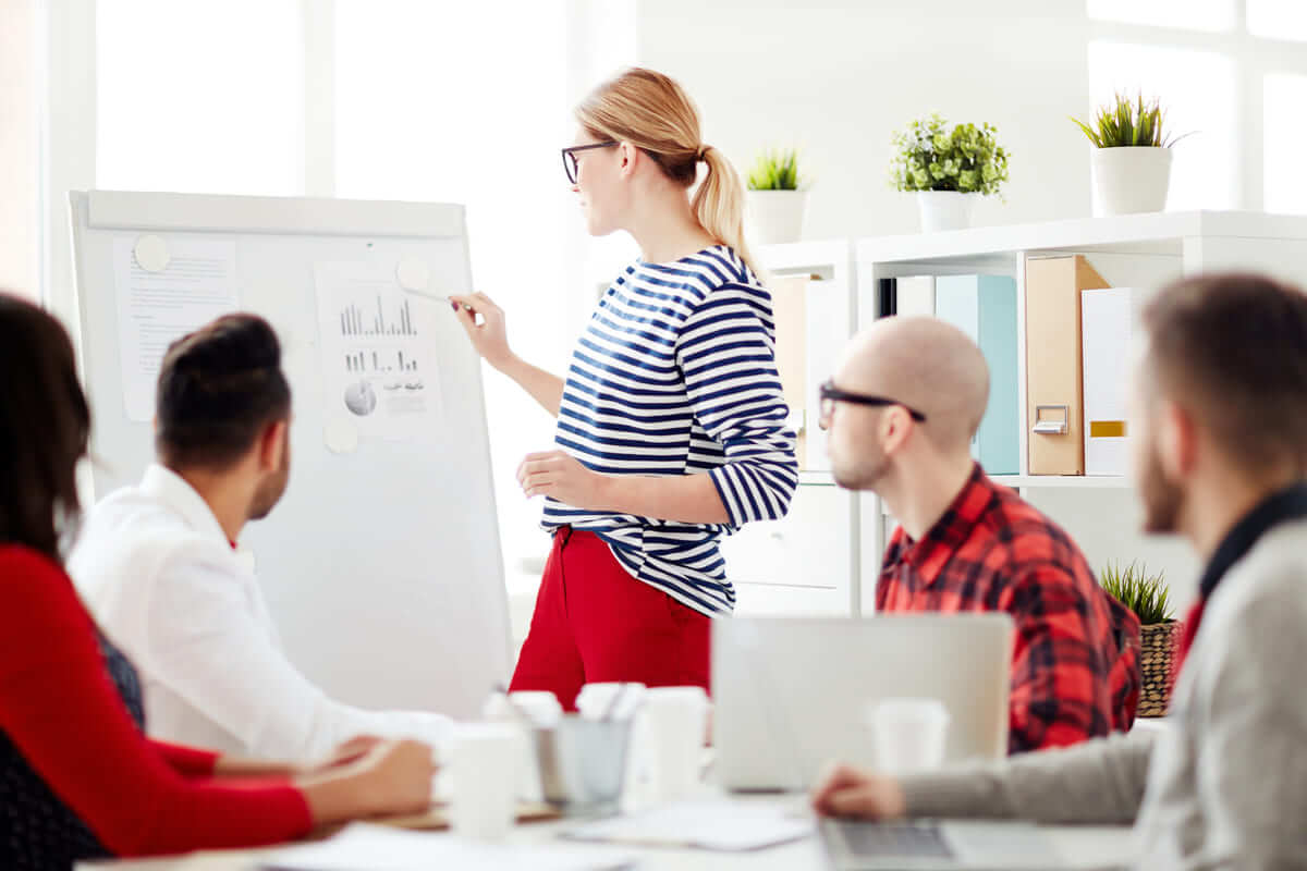 Equipe planejando estratégia de marketing em mesa de trabalho