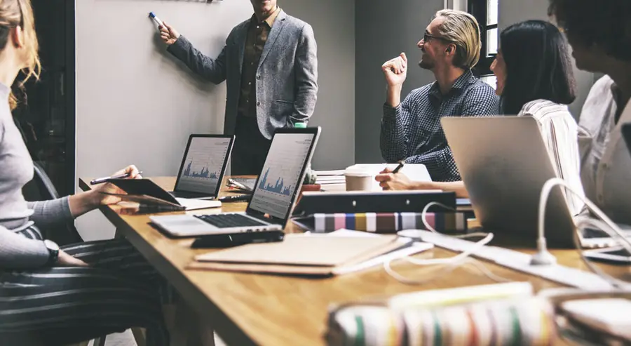 Profissionais de marketing design vídeo e mídia colaborando