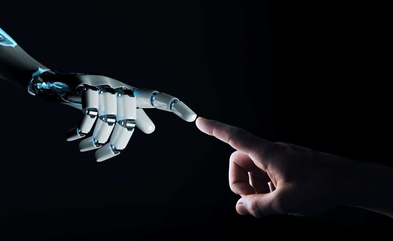 Designer trabalhando com inteligência artificial como apoio