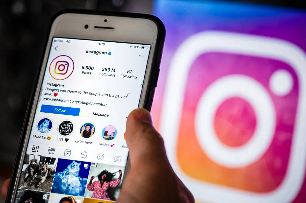Perfil de Instagram de uma marca sendo visto no celular